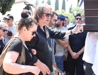 Θρήνος στην κηδεία της Τζέσυς Παπουτσή (φωτό)